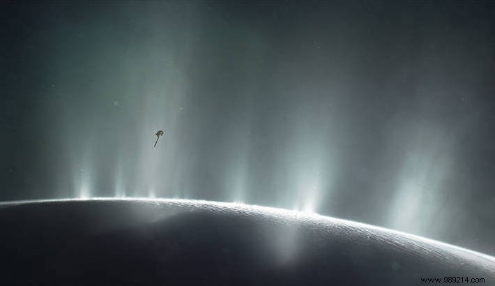 A sign of life detected on Enceladus? 