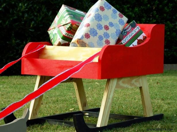 How to build an outdoor Santa sleigh with reindeer