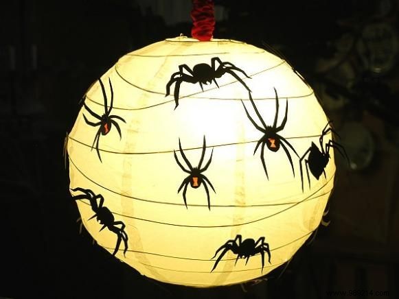 How to decorate paper lanterns for Halloween