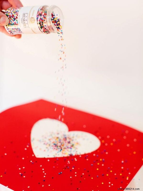 How to decorate a cake with a sprinkled heart