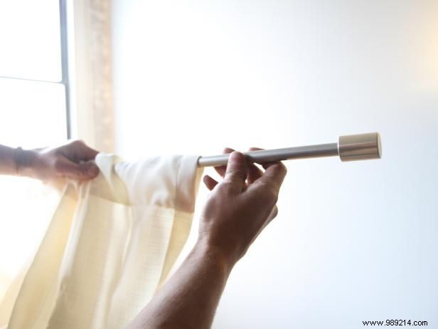How to install a curtain rod on the window covering