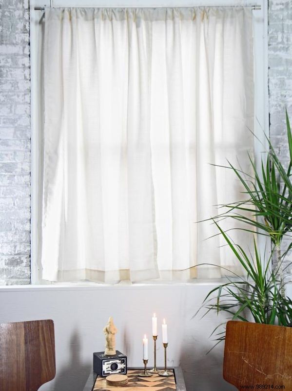 How to install a curtain rod on the window covering