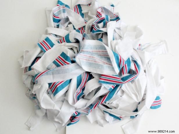 How to make a basket with baby blankets or fabric scraps