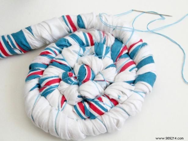How to make a basket with baby blankets or fabric scraps