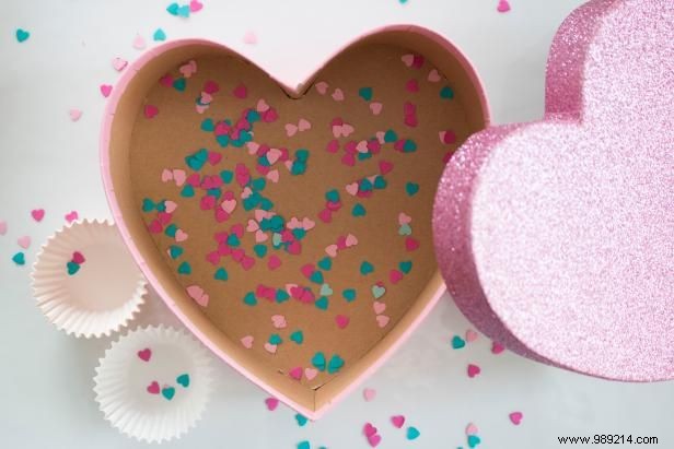 How to make a personalized candy box for sweets for your partner