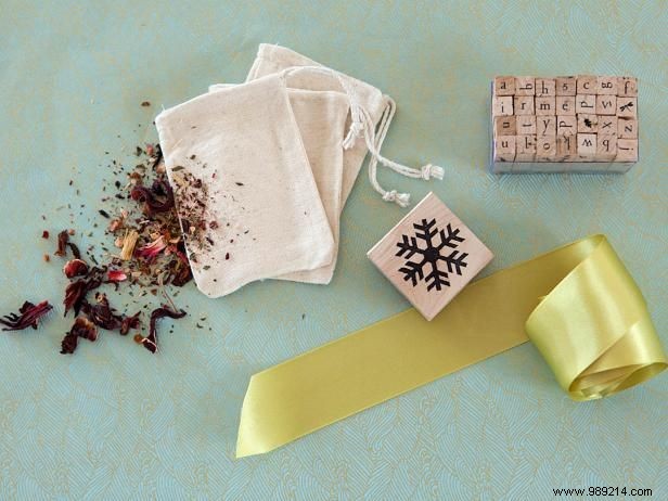 How to make a gift basket for a tea lover