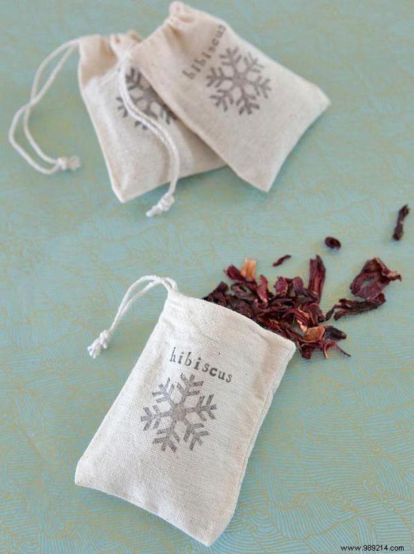 How to make a gift basket for a tea lover