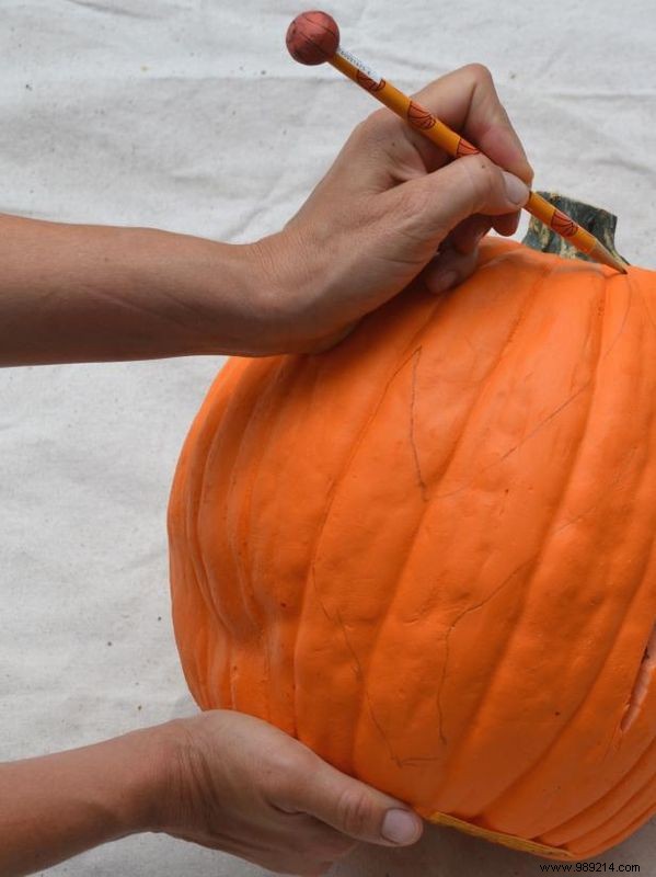 How to Make a Faux Bonfire Halloween Pumpkin