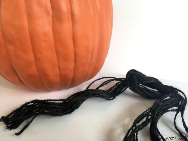How to make a macrame hanging planter for Halloween