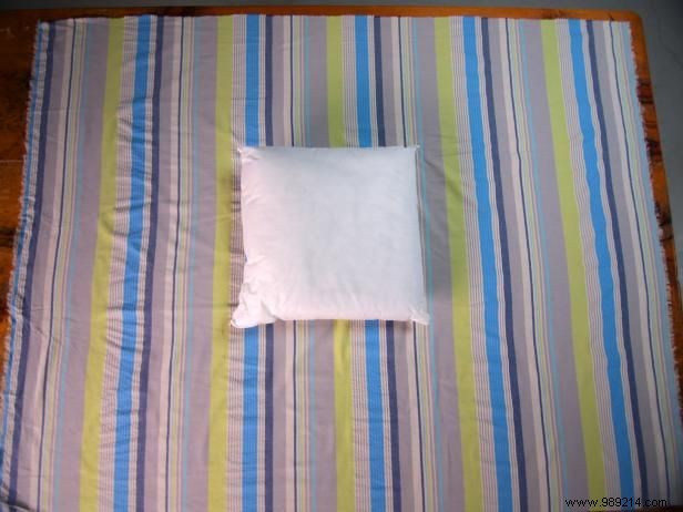 How to make a no-sew knot pillow