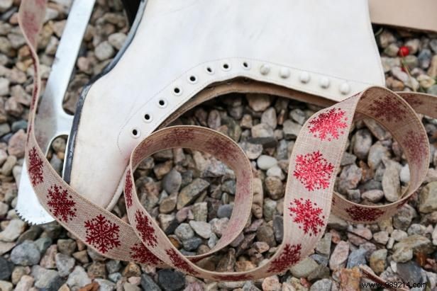 How to Make a Perfectly Wintery Ice Skate Garland