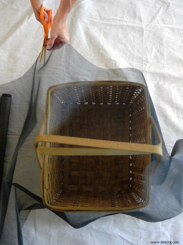 How to make a travel pet bed out of a picnic basket