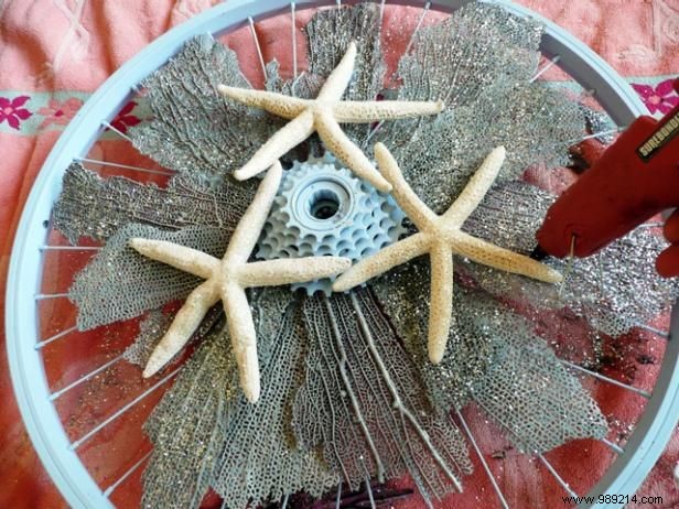 How to make a crown out of a bicycle wheel, coral and starfish