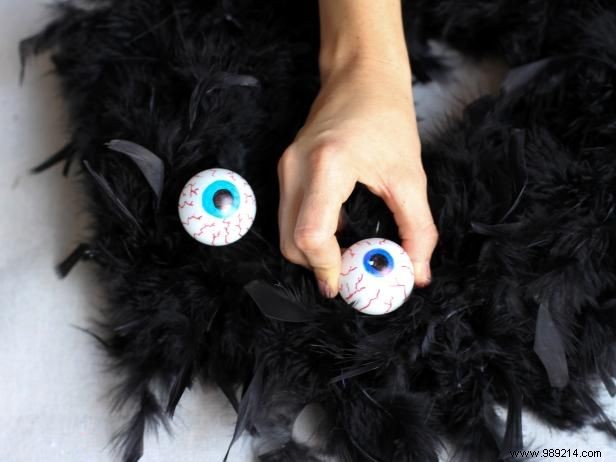 How to Make a Scary Googly Eyes Garland
