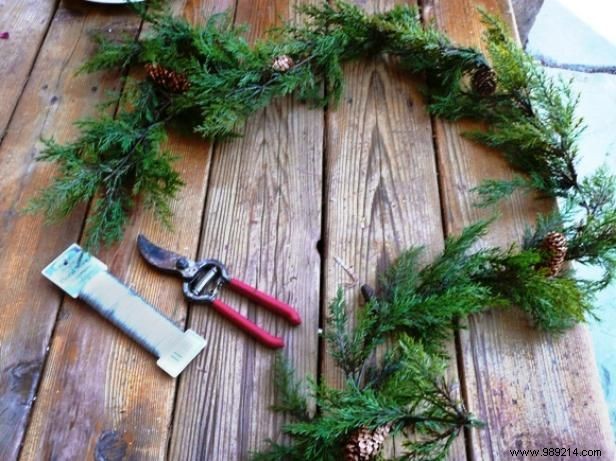 How to make a wreath from fence pieces and garlands