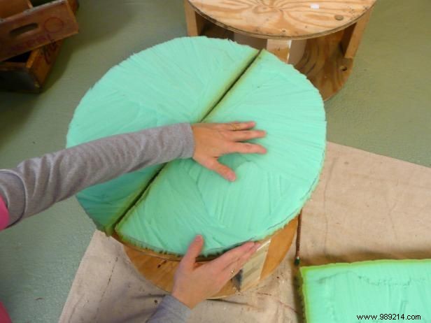 How to make an ottoman from a wooden spool and an old blanket