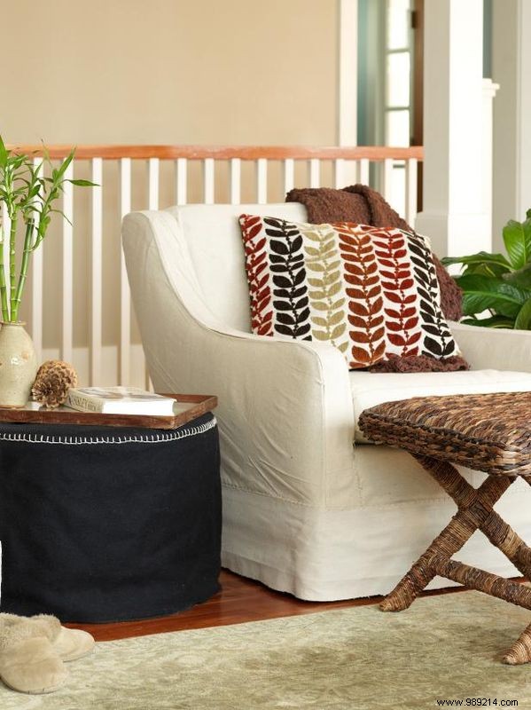 How to make an ottoman from a wooden spool and an old blanket