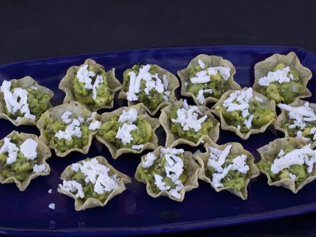 How to make avocado chimichurri sauce in tortilla cups
