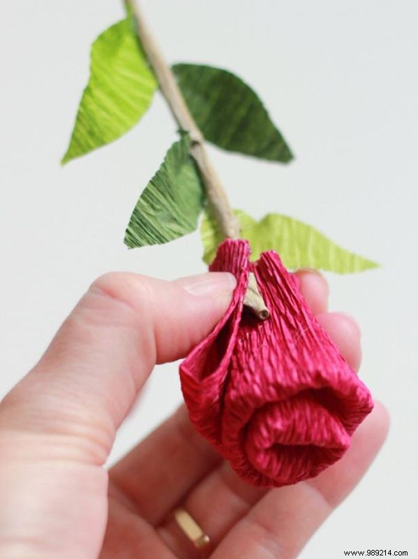 How to make crepe paper roses and hanging branches