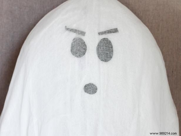 How to make hanging ghosts for Halloween 