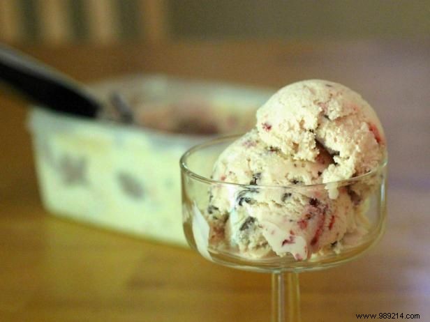 How to make homemade strawberry and chocolate ice cream