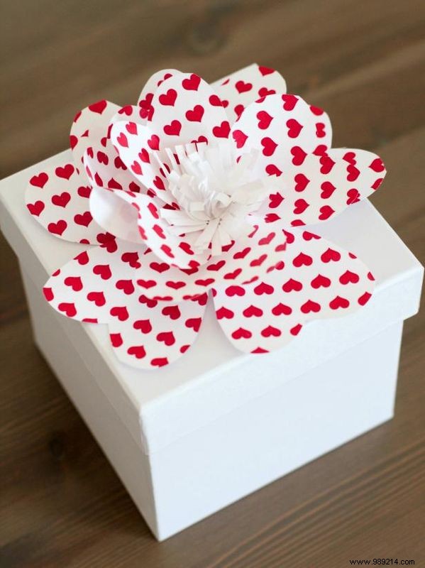 How to make pretty paper flowers