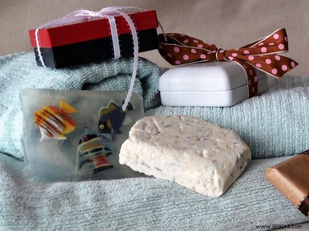 How to make soap using herbs, perfumes and oats