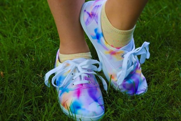 How to make shoes dyed with permanent markers