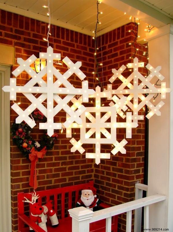 How to make wooden snowflakes with lights