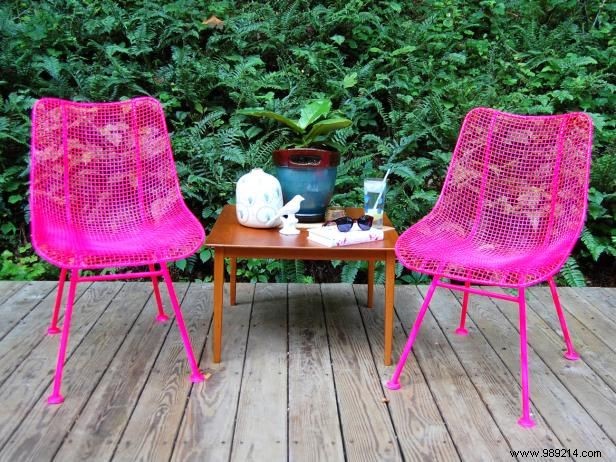 How to paint metal chairs