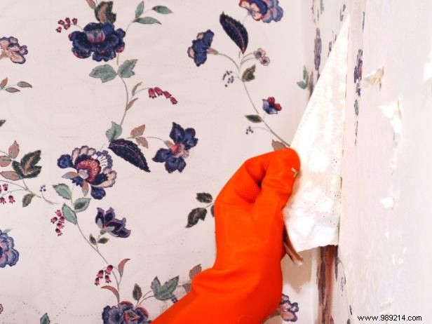 How to remove wallpaper using solvents or steam