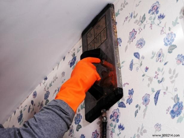 How to remove wallpaper using solvents or steam