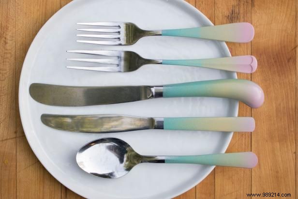 How to use mismatched dinnerware and make it look really cool