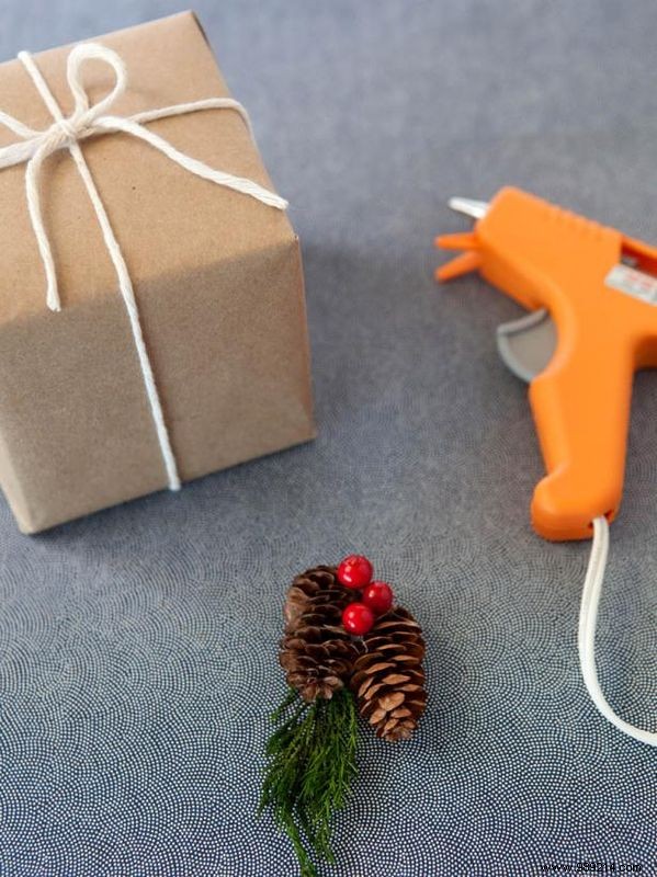 How to wrap gifts with natural items