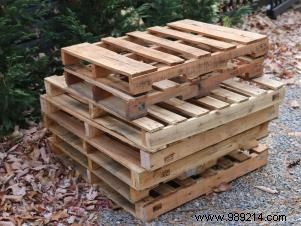 Use a shipping pallet to create outdoor patio art or a custom sign